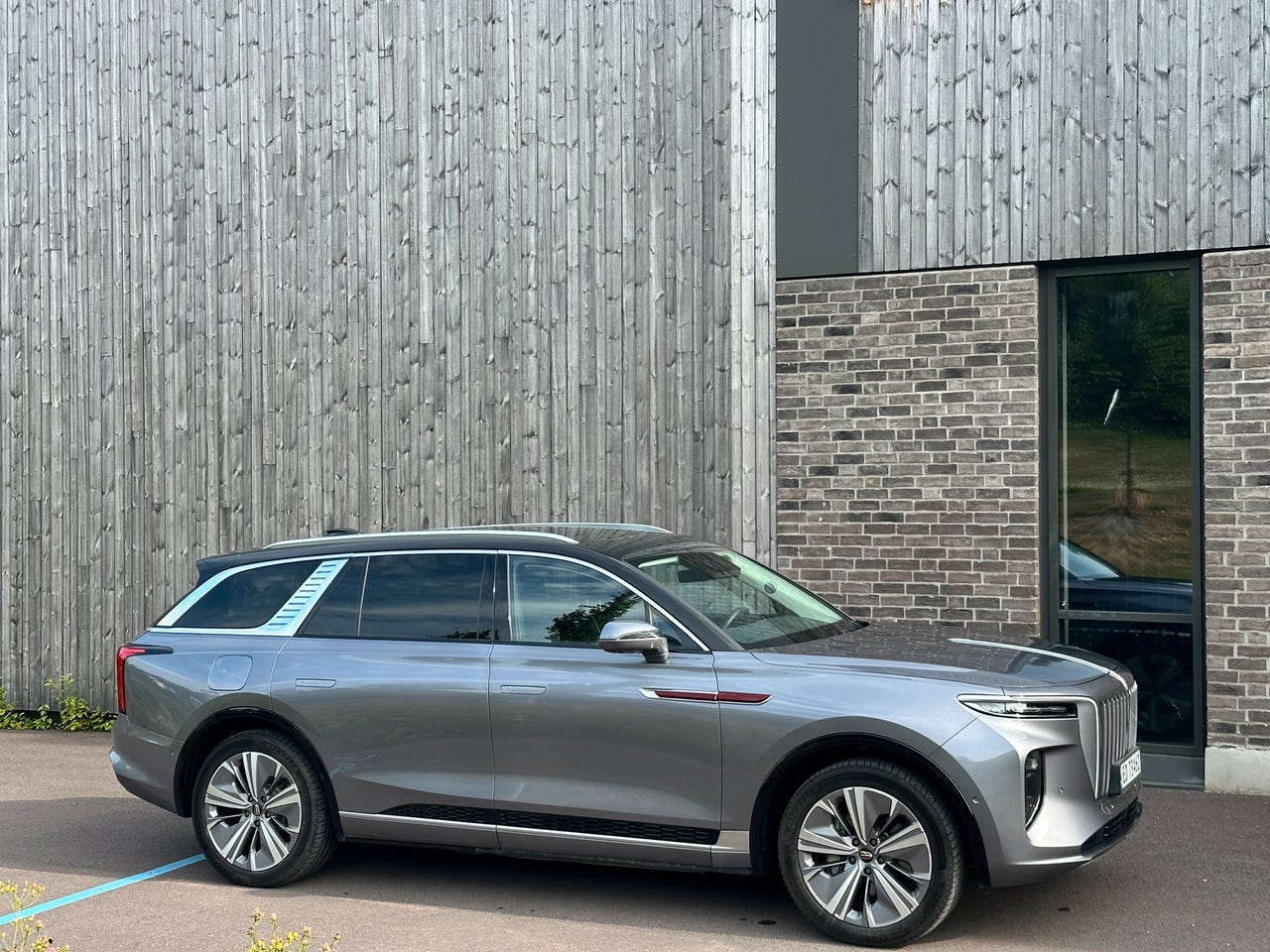 Hongqi E-HS9