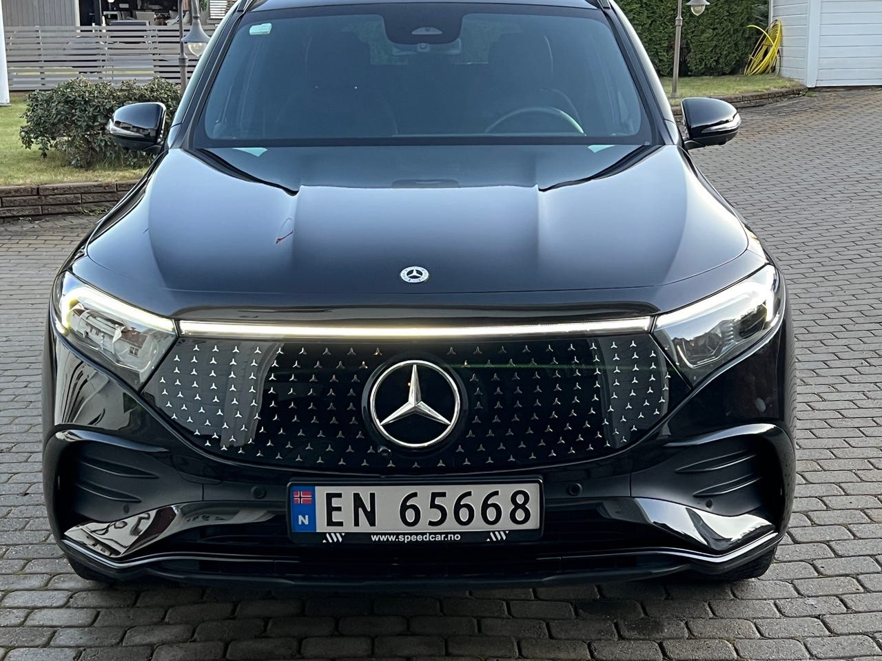 Mercedes-Benz EQB300