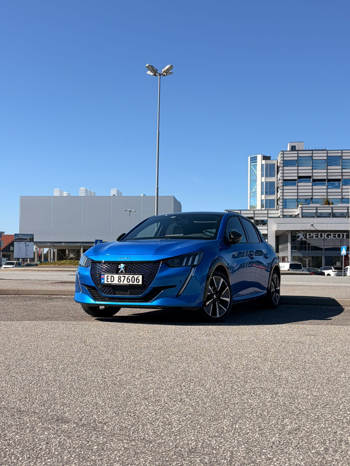Peugeot e-208
